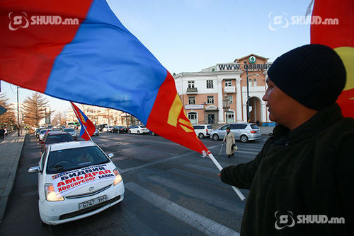 Шатахууны үнийг эсэргүүцэж 300 автомашинтай иргэн жагсаж байна